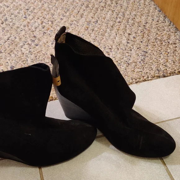 Nine West ankle shoes/boots suede size 7 with a 4" high wedge. - Picture 2 of 2